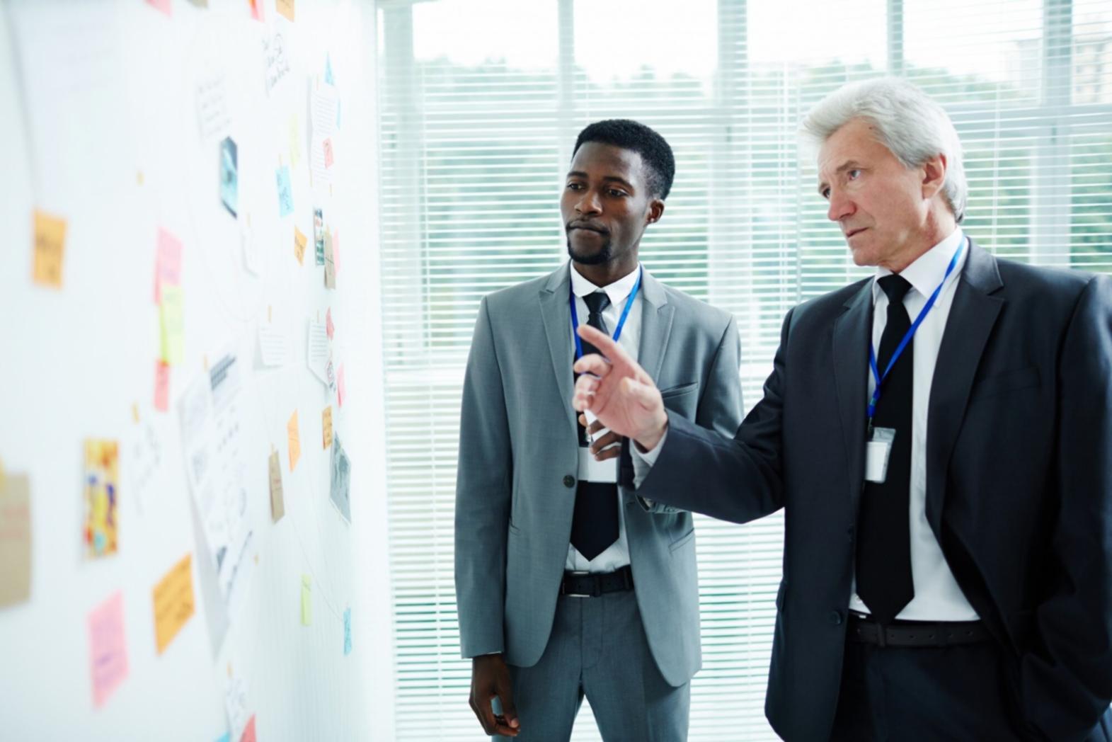 Profesionales analizando datos financieros en pantallas